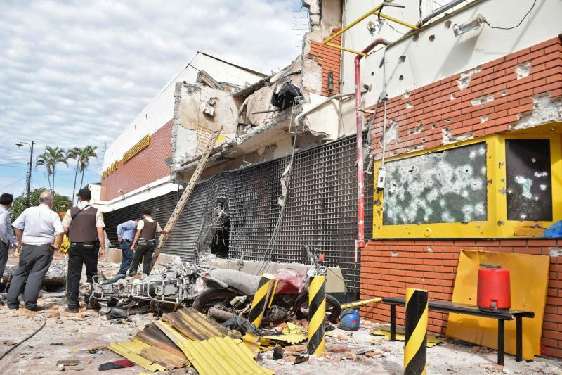 000.巴拉圭东方市这个现金库周一遭武装团伙炸开，数千万美元的现金被劫走。（法新社）.jpg