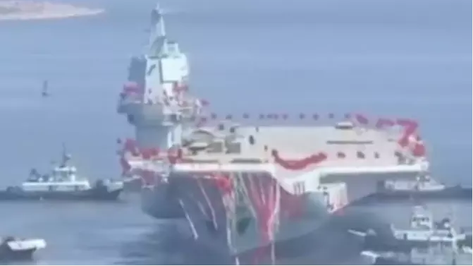 中國首艘國產航母下水.png