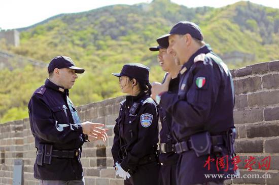 00.巡逻中，两国警察开展交流。本网记者 陈路坤 摄.jpg