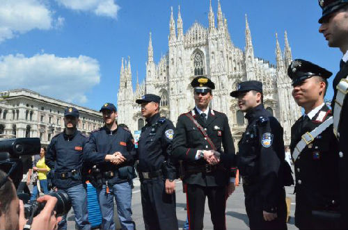 00.3日，参加中意警务联合巡逻的两位中国警员与意大利宪兵和警察一起，亮相米兰市中心.jpeg