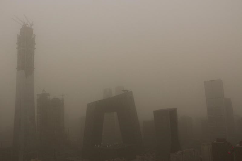 00.北京市中心昨天笼罩在沙尘中，空气严重污染。（路透社）.jpg