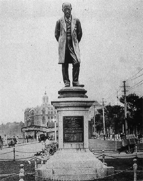00.1914年，一尊背手含胸的铜像在上海外滩九江路竖立起来.jpg