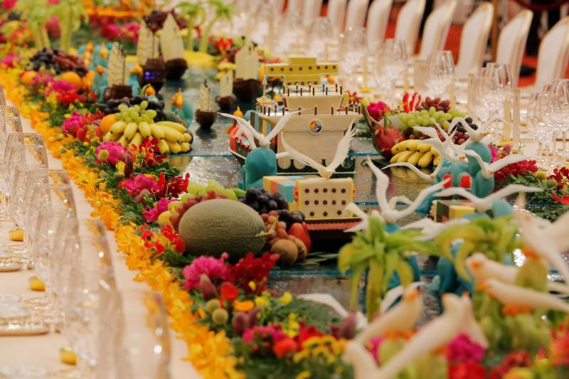 00.“一带一路”国际合作高峰论坛晚宴上的食物雕塑，展示古丝路主题（法新社）。.jpg