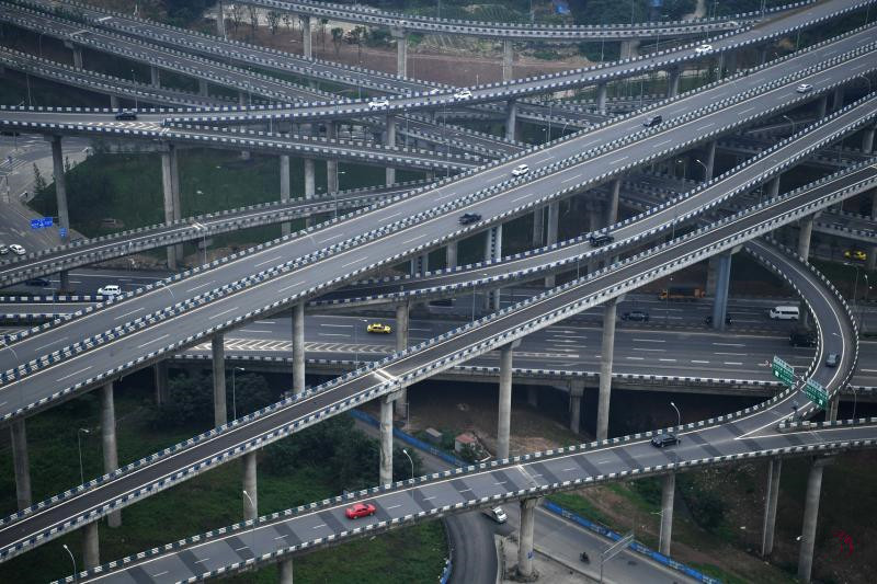 重庆主城区不少车辆穿梭在已经完工的黄桷湾立交桥上。这座立交桥有五层结构、15条匝道.jpg