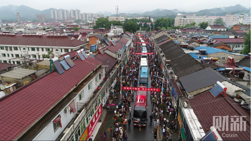 毛坦厂中学人海送考 警车开道沿路挂满横幅 2.png