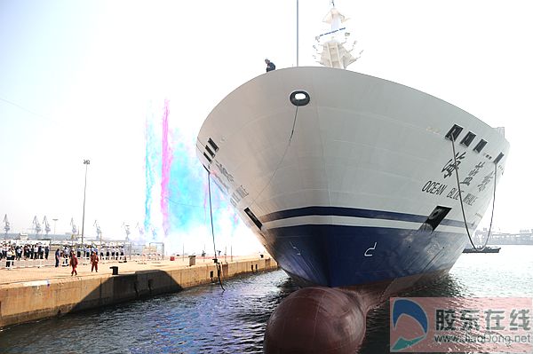 海蓝鲸”号首抵烟台.jpg