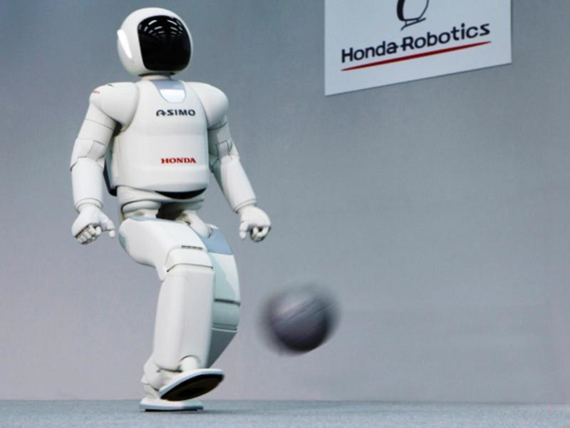 本田汽车公司从1986年就秘密研发以“太空人”为模型的机器人Asimo。现在的Asimo不但会.jpg