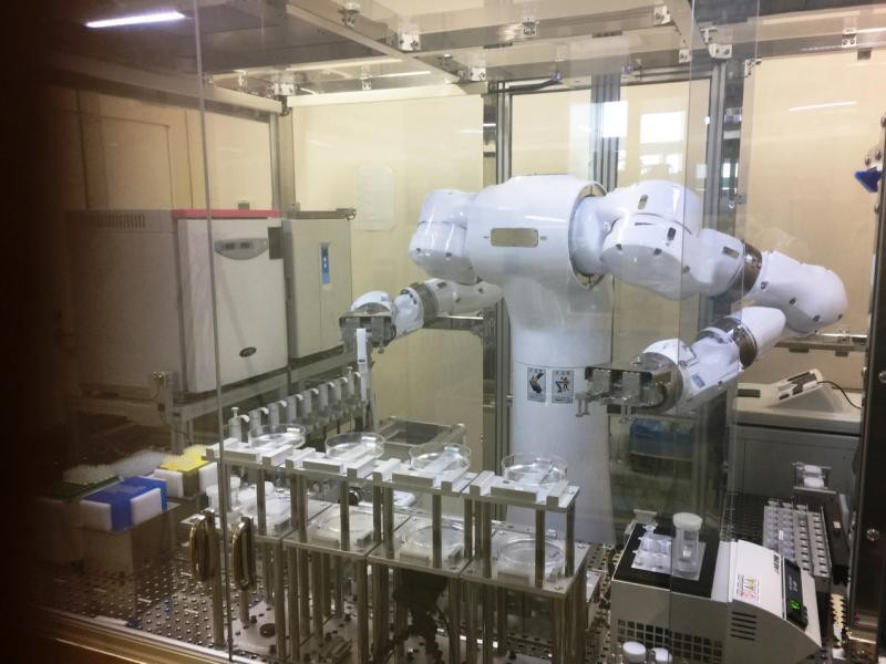 安川电机开发的机器人“马赫罗”（Mahoro），是实验室里的好助手。（符祝慧摄）.jpg