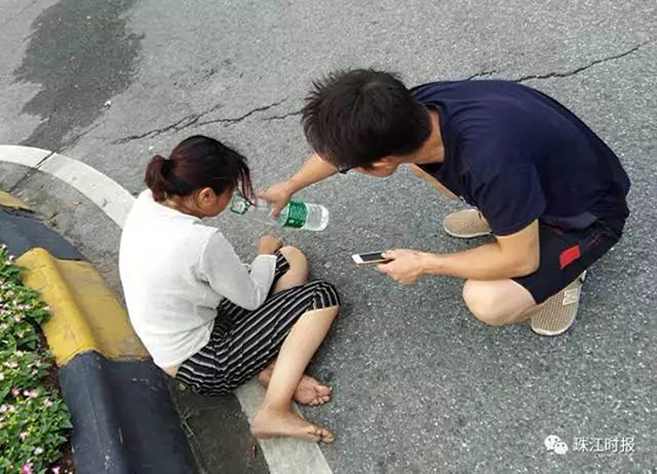 小伙子还从其三轮车上找来矿泉水给女子喝。  微信公众号“珠江时报” 图.jpg
