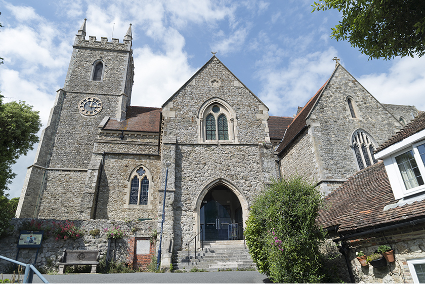 当地时间2017年6月，英国肯特郡海斯，圣伦纳德教堂内白骨森森。圣伦纳德教堂收藏有英.png