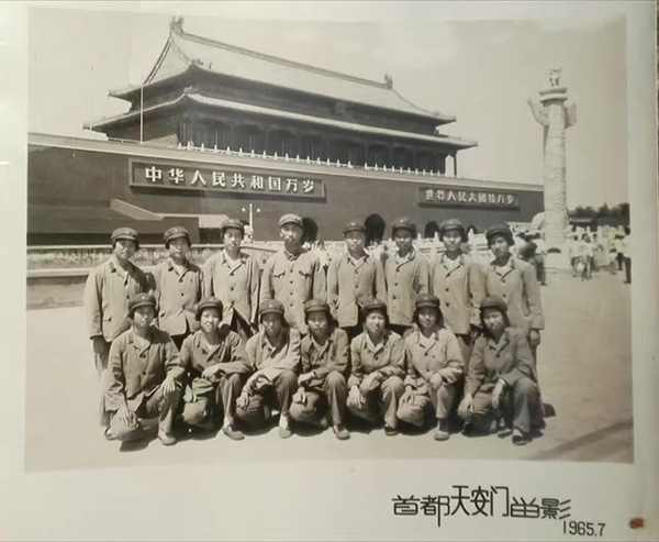 一群年轻女兵，当年在指导员带领下前往天安门前合影，退休后，她们相约重游北京，再次.jpg