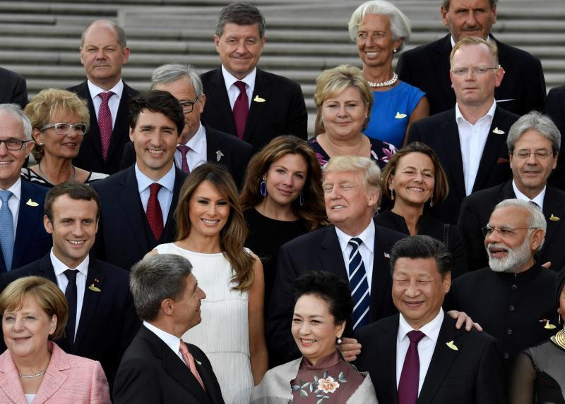 0.管日前才发推文批评中国，特朗普（第二排右二）在汉堡G20峰会上与习近平相见甚欢，.jpg