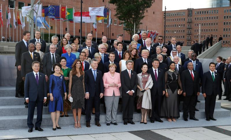 周五在汉堡，出席20国峰会的各国首脑与他们的配偶集体合影。（新华社）.jpg