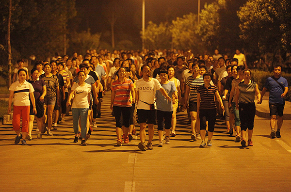 河南濮阳一暴走团走在马路上。视觉中国 资料.jpg