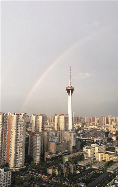 昨日雨后，彩虹挂在成都天空。本文图片 成都商报.jpg