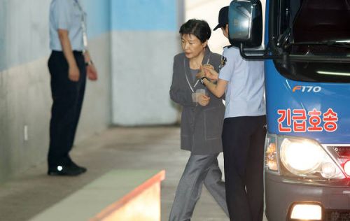 朴槿惠穿凉鞋受审 狱警搀扶一瘸一拐走向法院.jpg