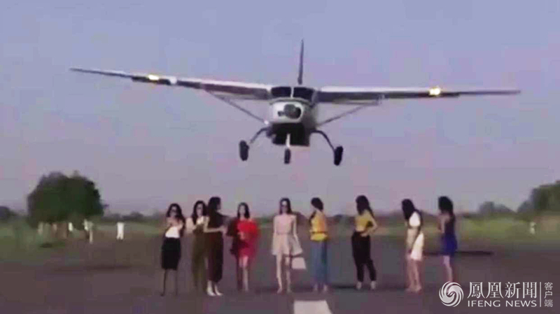 9名女模在跑道拍摄影片时 飞机冲了过来（组图）1.jpg