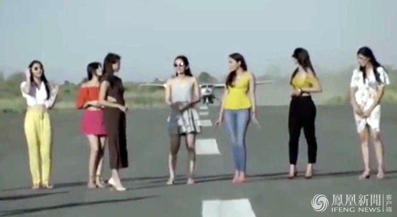 9名女模在跑道拍摄影片时 飞机冲了过来（组图）2.jpg