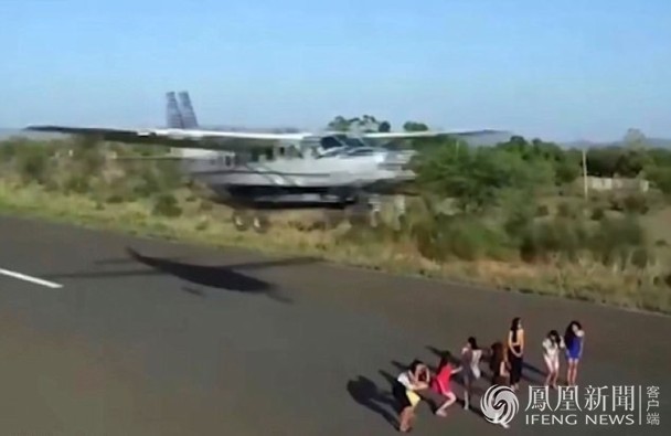 9名女模在跑道拍摄影片时 飞机冲了过来（组图）3.jpg