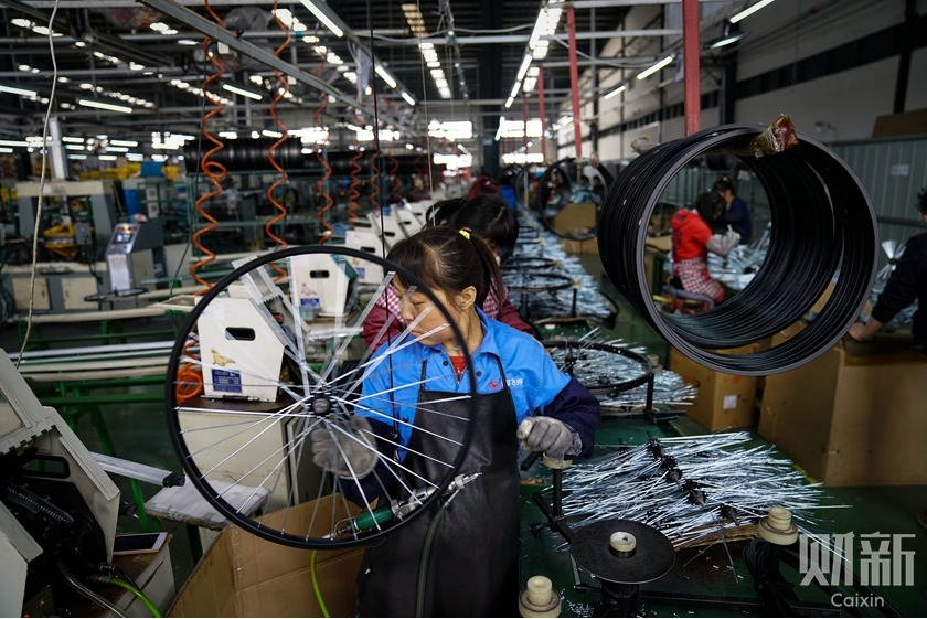 2017年3月11日，天津静海区，共享单车制造车间内的组装工人，平均每分钟就有6辆单车下线。.png