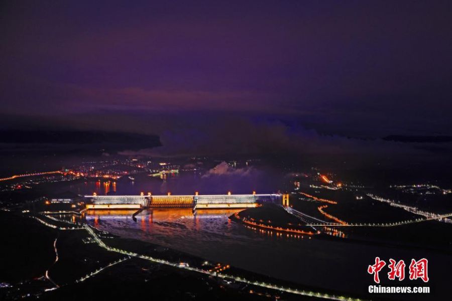 三峡大坝安装的各式夜景灯光正式开启。.jpg