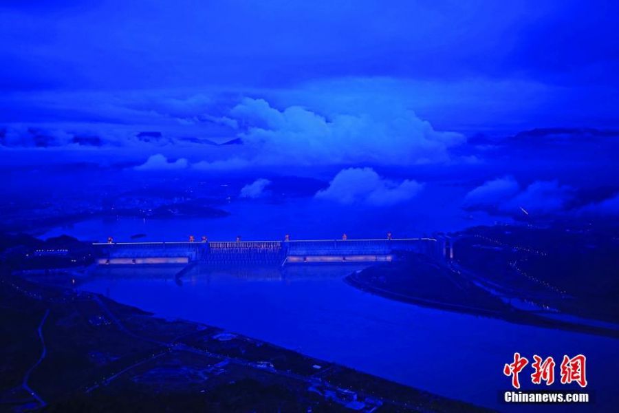 灯光把三峡大坝装扮得如诗如画。.jpg