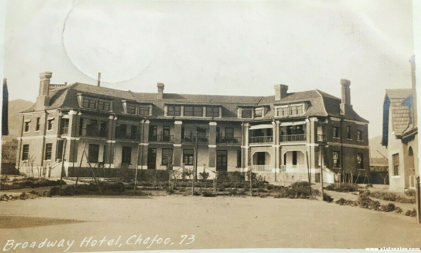 鲁滨饭店主楼，可以看到北面两栋别墅山墙