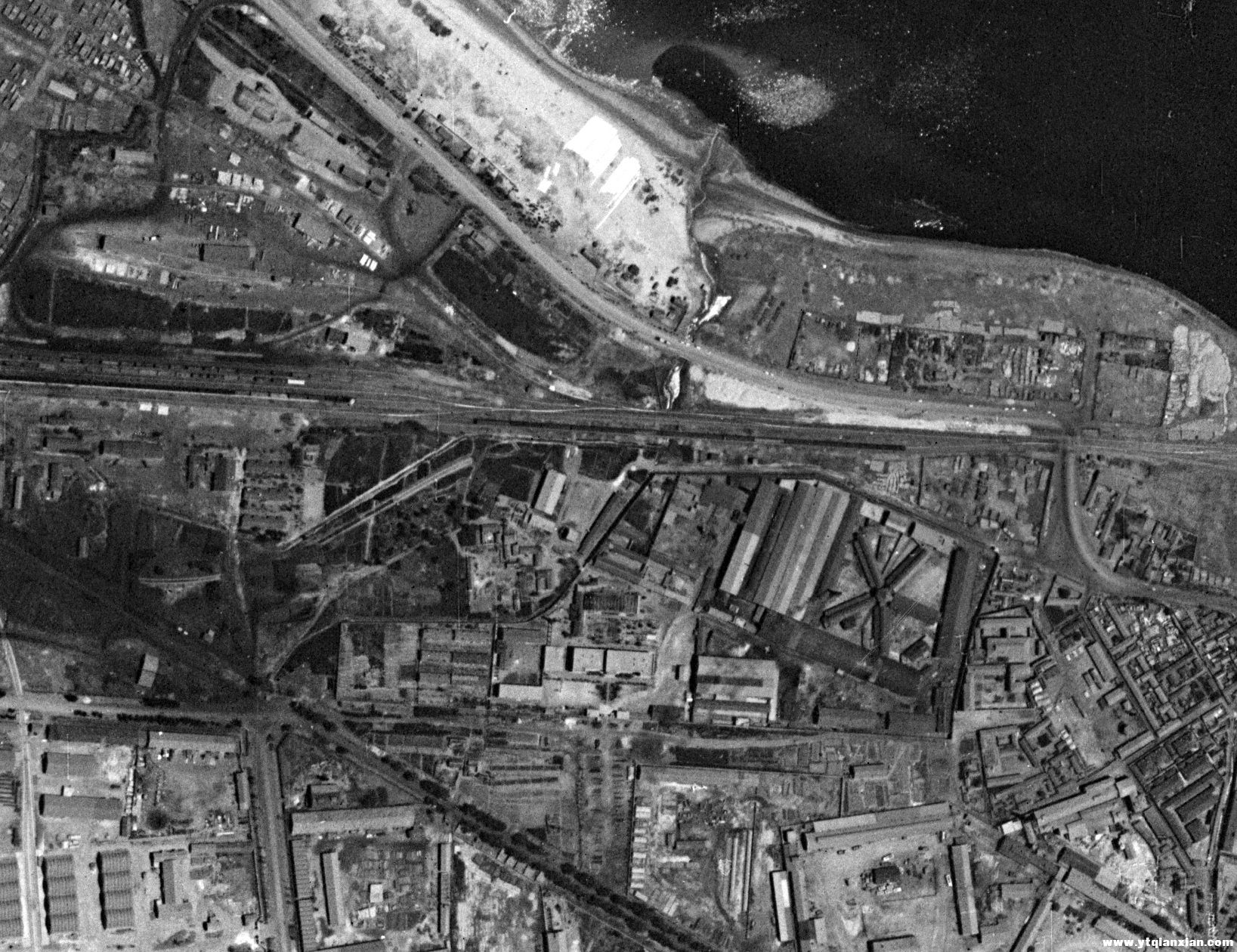 烟台港西北货场，五星型的建筑，疑是监狱1966.jpg