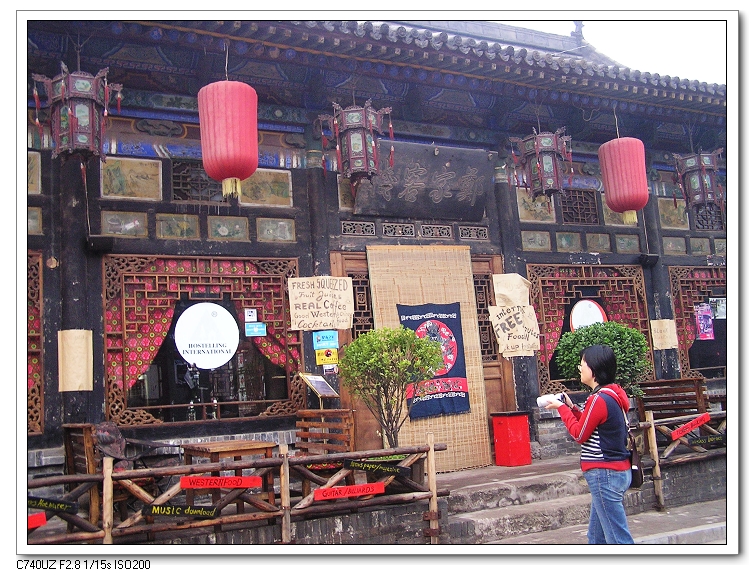 斜对面就是青年旅舍