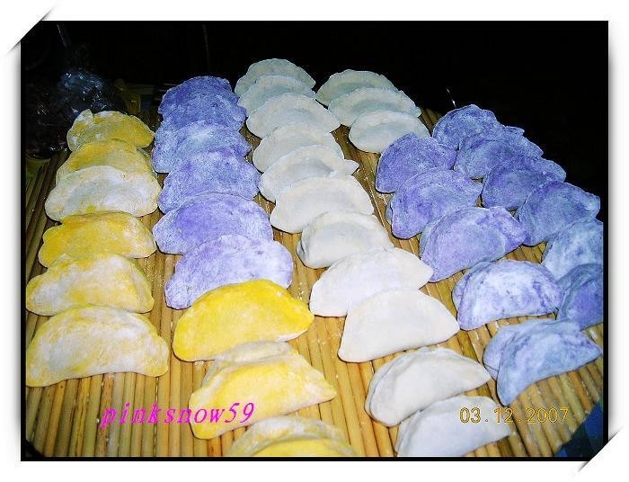 把紫甘兰和蒸好的南瓜分别用搅拌器打成泥，再分别和面.jpg