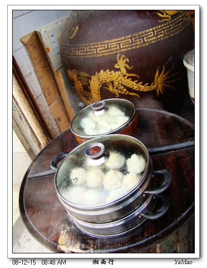 她俩也没吃饭又买了两屉小笼包