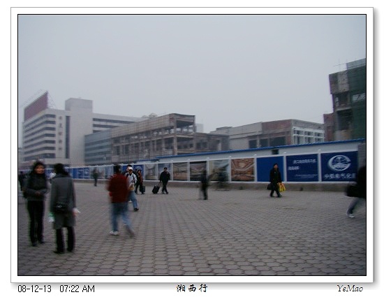 汉口站在修，后来看武昌站也刚修个差不多