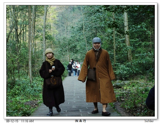 这俩人穿着比较雷，远看还以为僧人呢~