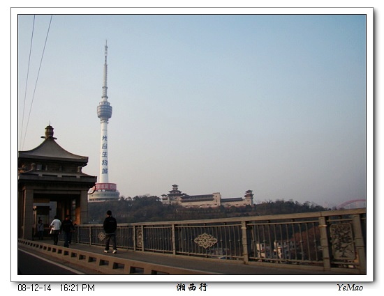 再过大桥，远处电视塔