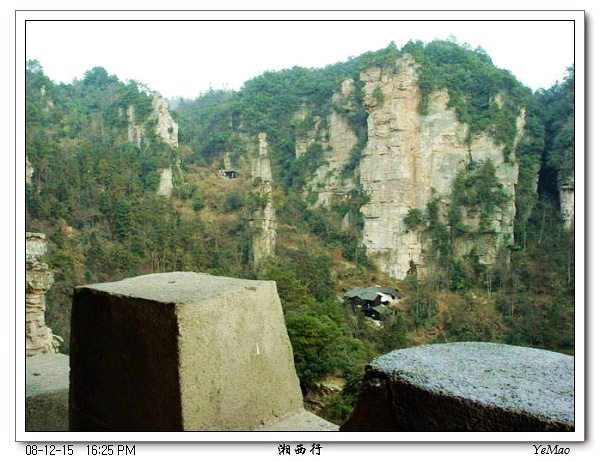 我们抄近路，下面那个建筑没去看