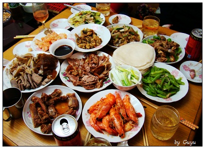 十几个菜，这还没上齐～