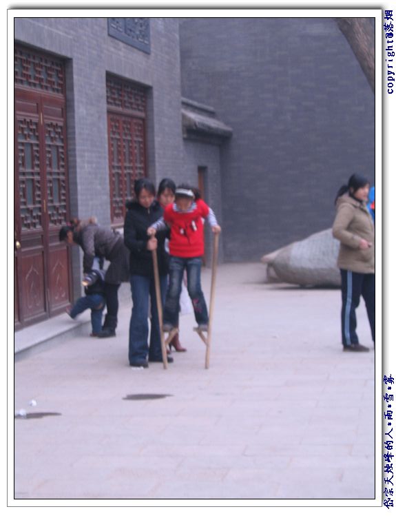 母女高跷一