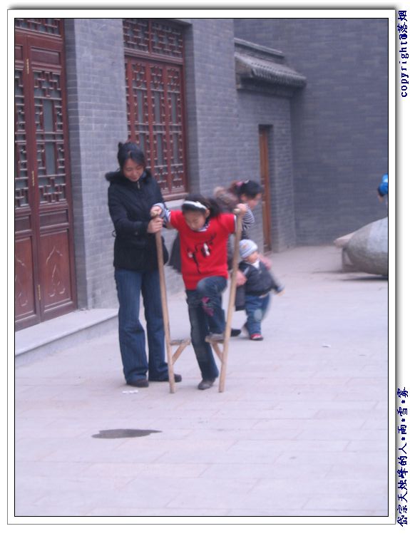母女高跷二