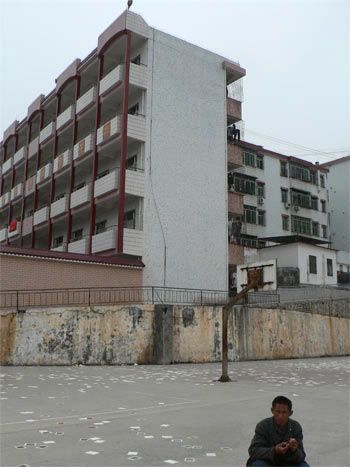 2月17日，陂头镇村民在学校烧香撒冥纸
