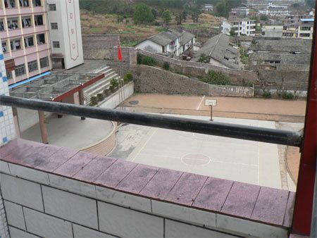 谢统海当着2000多名师生的面结束了自己年轻的生命