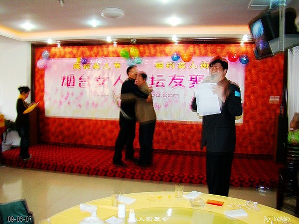 老方激动地与颁奖者前线拥抱