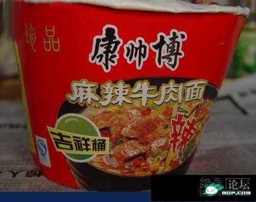 在超市买了一碗康师傅方便面，吃着吃着不对劲呀，仔细一看，原來是康帅博速食面