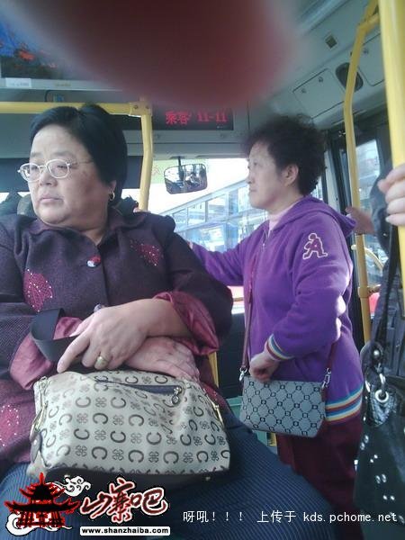 公交车上一个与时俱进的kappa背靠背标志，雷死了`