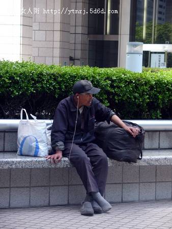 我看了他很久，听着音乐，双脚拍打着节拍。导游说，日本的很多老年男子，退休以后，就开始了流浪生活，背着 ...