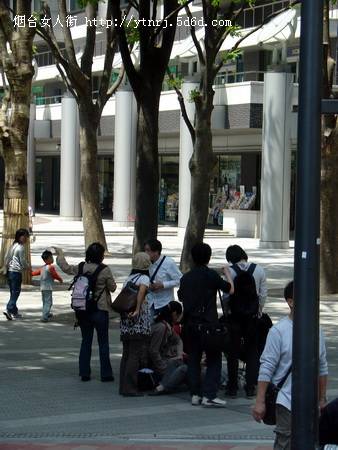 肇事者也急忙打电话，我们大巴司机以标准的男子汉姿势跑向了不远的警察局——报案！