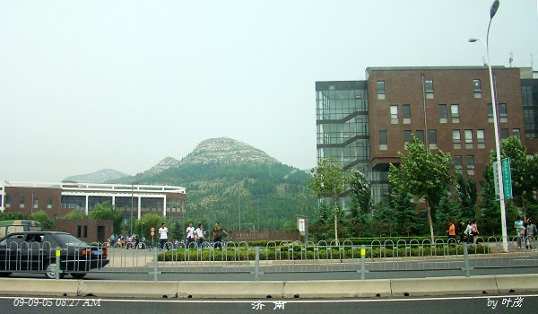 山东工艺美术学院，建筑较有特点（窗户都是不规则分布的）