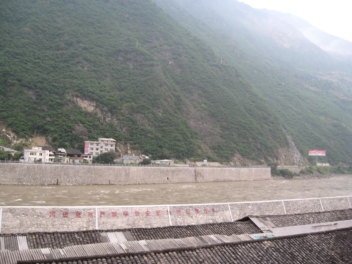 旅店后边的大渡河.jpg