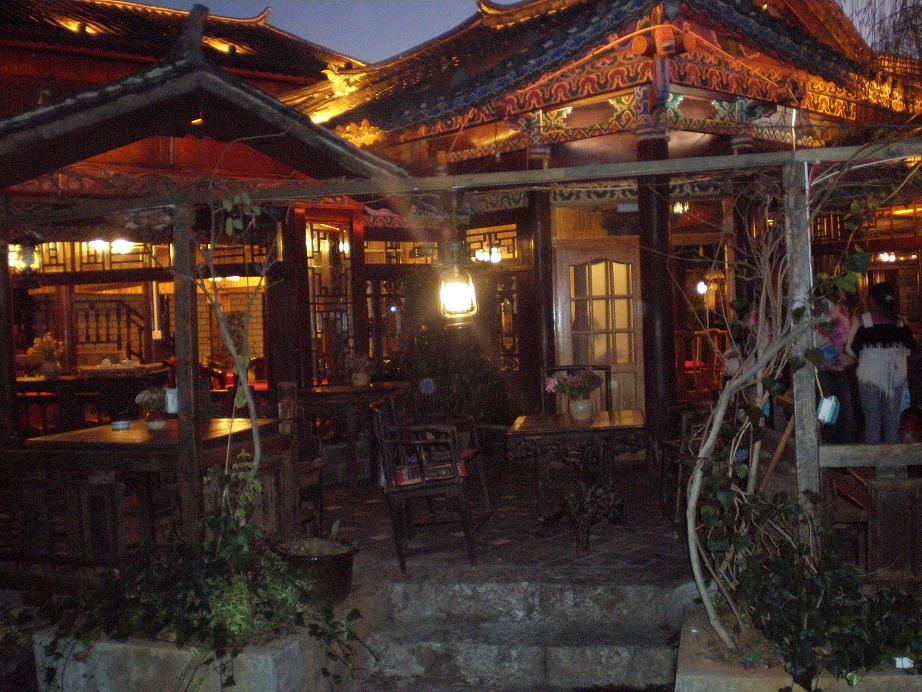 古城。夜色下的酒吧.JPG