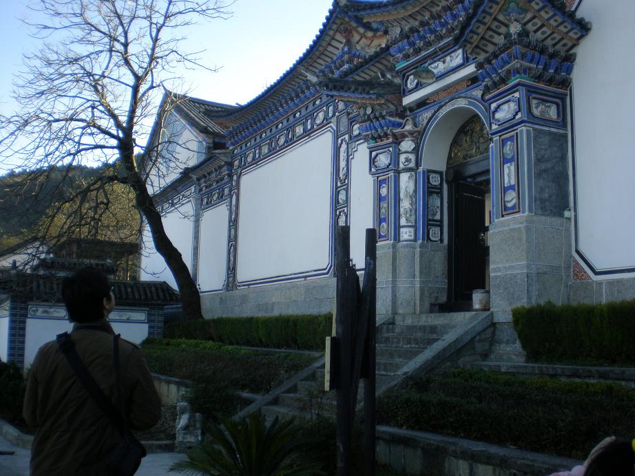 白族典型的建筑都是蓝瓦白墙.JPG