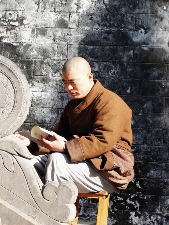 拍摄之前，我先对他说声：阿弥驼佛，我可以拍你读书的照片吗?他轻轻一笑以示同意。